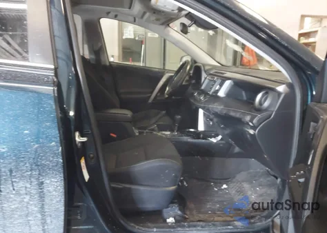 2017 Toyota Rav4 Xle z USA, uszkodzony, nr VIN JTMRFREVXHJ121610